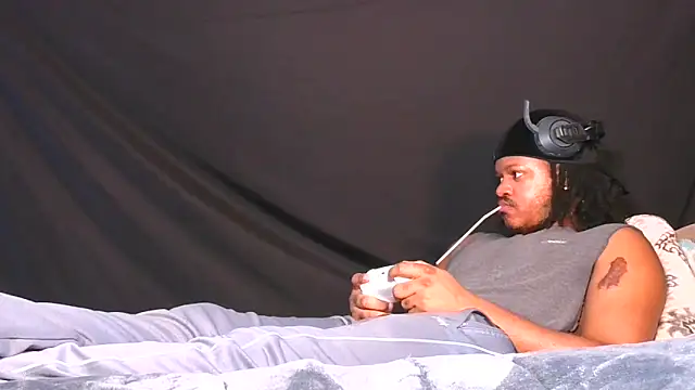 Carolinayoungin online show from April 2026 05:18:01 PM