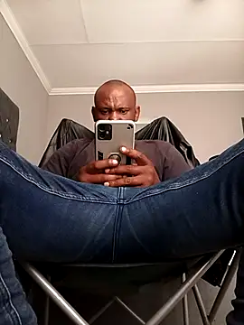 Snapshot of TheTwist chatting on April 2026 06:03:01 AM TheTwist online show from April 2026 06:03:01 AM