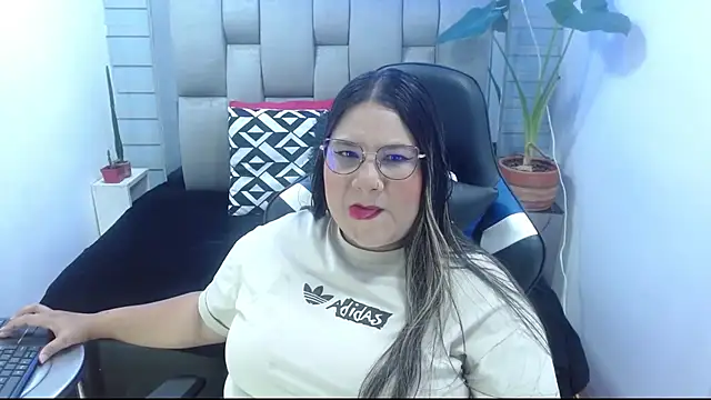 Snapshot of evelin_zaens chatting on June 2026 03:49:01 AM evelin zaens online show from June 2026 03:49:01 AM