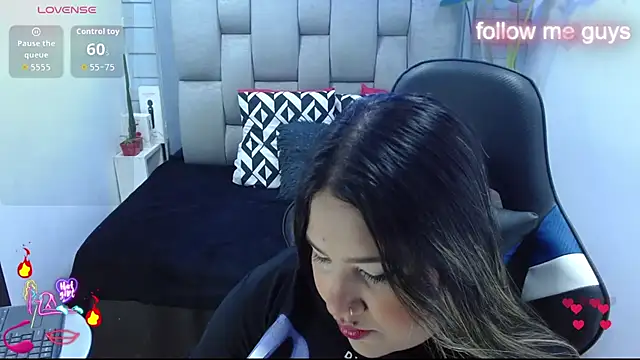 Snapshot of evelin_zaens chatting on June 2026 04:06:02 AM evelin zaens online show from June 2026 04:06:02 AM