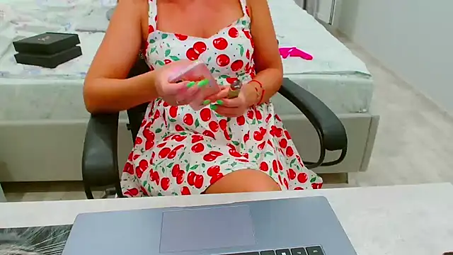 EveLove33 online show from July 2026 05:00:02 PM