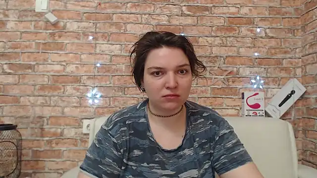 Amelia Kiss  online show from April 2026 01:05:01 AM