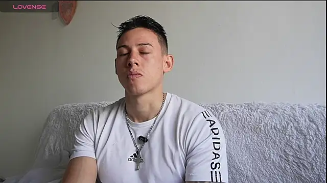 Snapshot of Muscle_King_Cum chatting on June 2026 01:33:01 PM Muscle King Cum online show from June 2026 01:33:01 PM