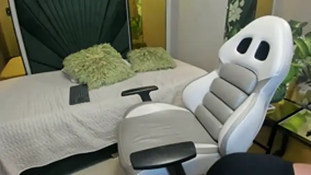 MrsFoucher online show from June 2026 05:12:01 AM