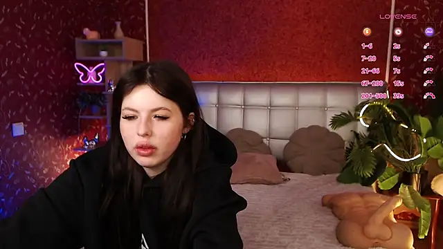 JulieHeets online show from January 2025 08:43:01 AM