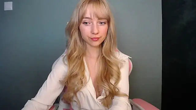 LuciaYoung online show from April 2026 06:41:01 AM