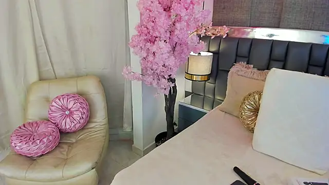 Snapshot of IsseyMz chatting on March 2025 05:12:02 AM IsseyMz online show from March 2025 05:12:02 AM