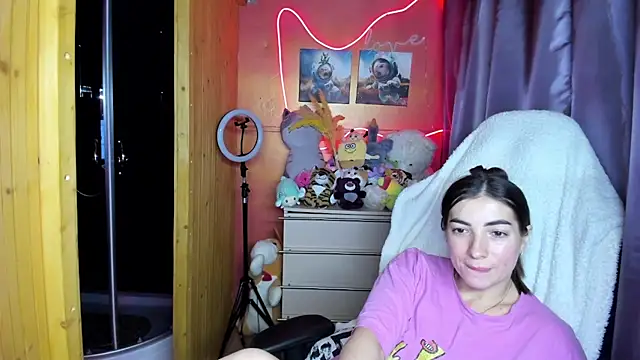 Fiery Brunette  online show from April 2026 06:19:01 AM