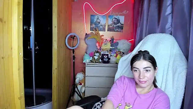 Fiery Brunette  online show from April 2026 06:40:02 AM