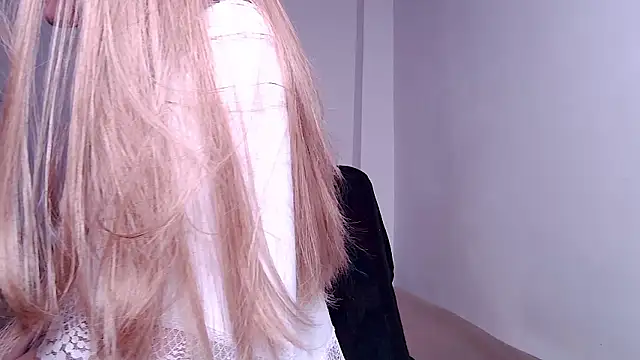 caarlywhitee online show from April 2026 12:11:02 AM