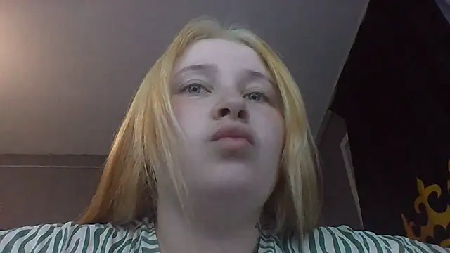 Snapshot of Light_Luna chatting on June 2026 04:00:02 PM Light Luna online show from June 2026 04:00:02 PM