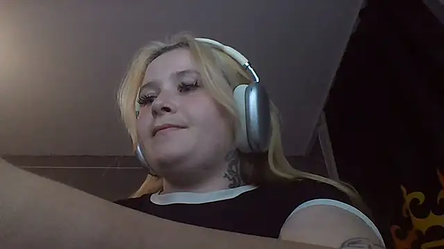 Snapshot of Light_Luna chatting on July 2026 04:34:01 PM Light Luna online show from July 2026 04:34:01 PM