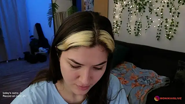 Snapshot of monikavenom chatting on February 2026 05:22:02 AM monikavenom online show from February 2026 05:22:02 AM