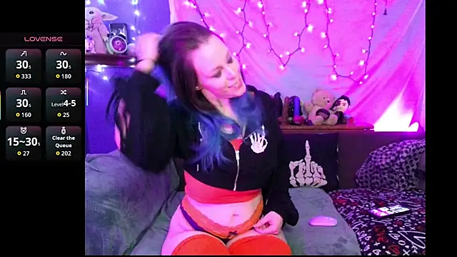 EverlyEster online show from November 2025 03:07:01 AM