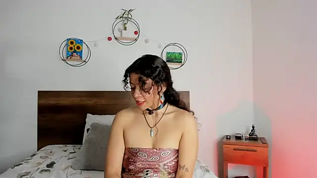 Snapshot of YenniferCurly chatting on January 2025 12:36:02 PM YenniferCurly online show from January 2025 12:36:02 PM