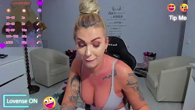 GlossyDiamondX online show from April 2026 02:56:01 AM