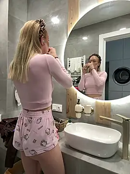 LuisaBecker online show from April 2026 04:29:01 AM