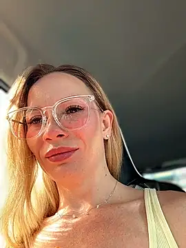 Snapshot of LavenderHot chatting on June 2026 02:28:01 AM LavenderHot online show from June 2026 02:28:01 AM
