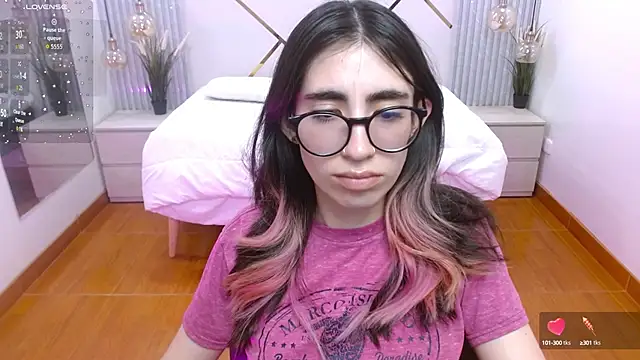 Snapshot of LenaRoses chatting on October 2025 08:06:02 PM LenaRoses online show from October 2025 08:06:02 PM