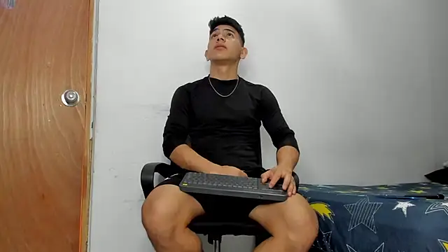 Snapshot of andrew_rose_ chatting on May 2026 05:54:02 PM andrew rose online show from May 2026 05:54:02 PM