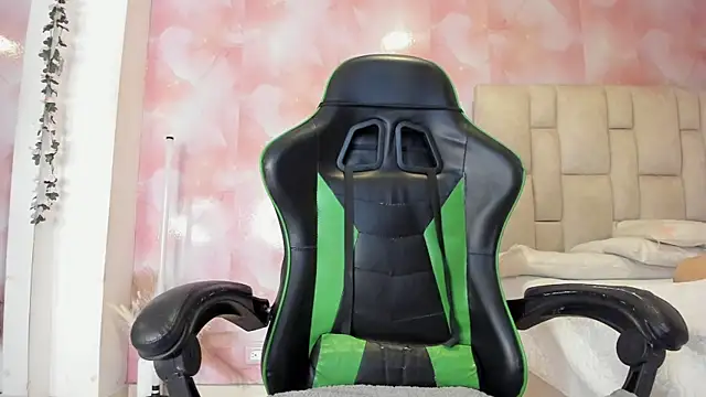 emily lean  online show from November 2025 02:12:02 AM