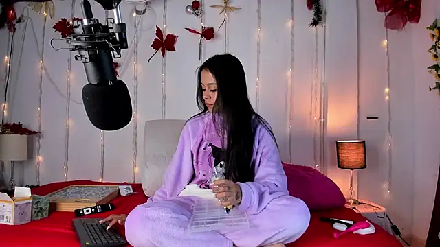 thamaral1 online show from December 2024 12:17:01 PM