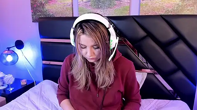 Annie mone online show from December 2024 09:00:02 PM