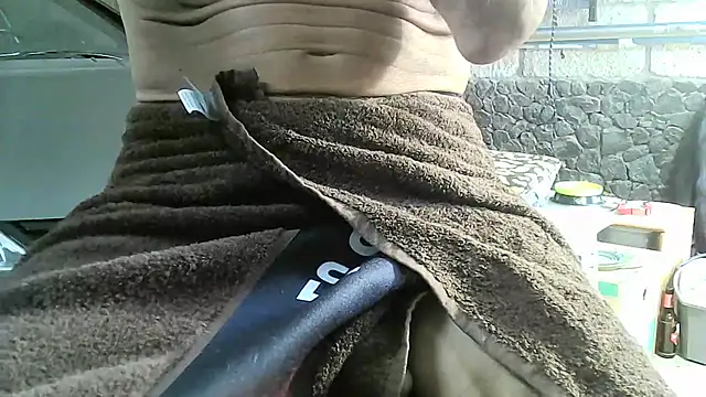 Snapshot of ewuich1 chatting on April 2026 04:04:01 PM ewuich1 online show from April 2026 04:04:01 PM