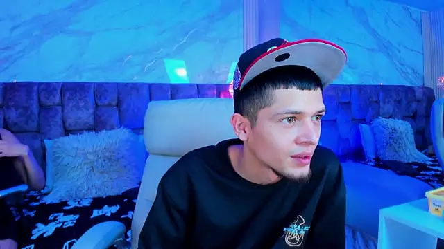 kendalltaylorr online show from April 2026 02:55:01 AM