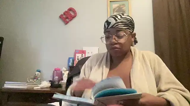 MommyConfident online show from October 2025 01:03:02 PM