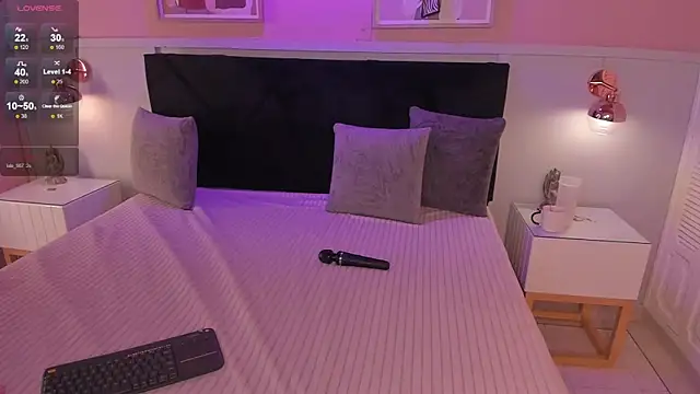 chloe watson  online show from April 2026 08:17:01 PM