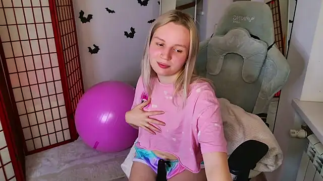 Beatrica Klein online show from November 2025 02:08:01 PM