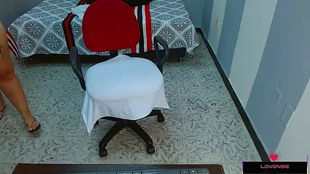 Snapshot of Hazel_donna chatting on February 2025 06:12:01 AM Hazel donna online show from February 2025 06:12:01 AM