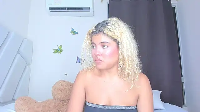 sofiacastillo01 online show from February 2026 12:52:02 AM