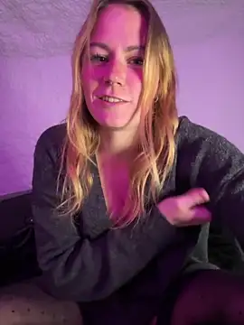 selenaluvv online show from February 2026 04:00:02 PM