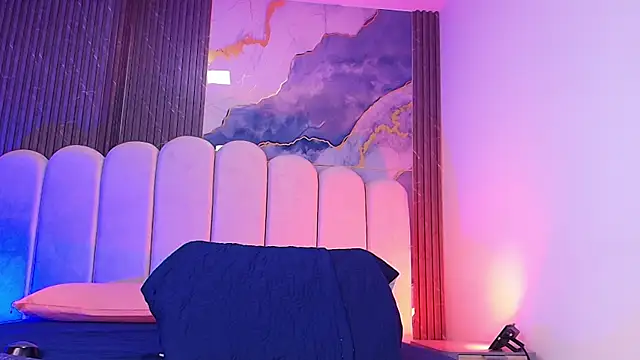 hot dione online show from April 2026 07:19:01 PM