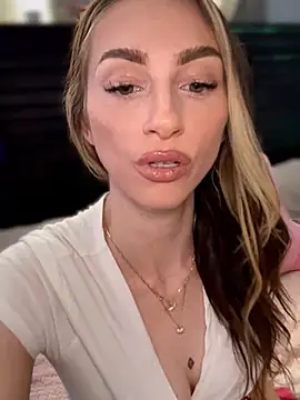 Snapshot of BrattyBae_xo chatting on July 2026 06:21:01 PM BrattyBae xo online show from July 2026 06:21:01 PM