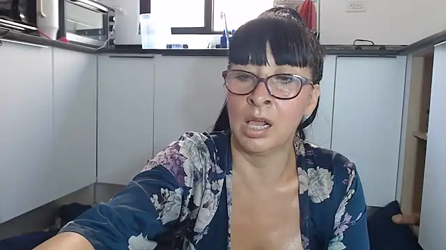 Snapshot of HellenLatin chatting on June 2026 04:00:02 PM HellenLatin online show from June 2026 04:00:02 PM