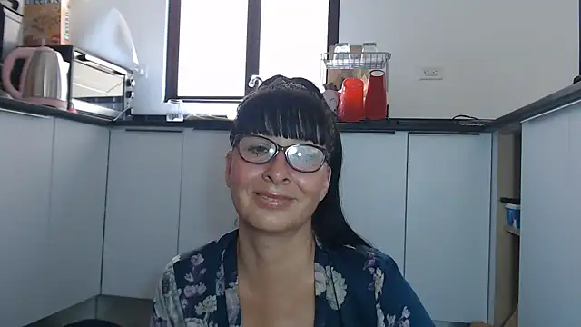 Snapshot of HellenLatin chatting on June 2026 04:00:02 PM HellenLatin online show from June 2026 04:00:02 PM