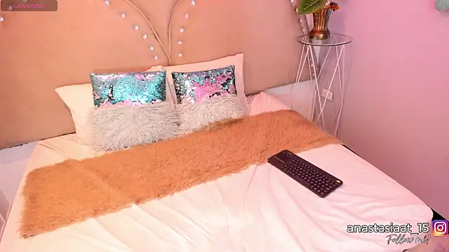 Miia Thompsonn online show from April 2026 03:51:01 AM