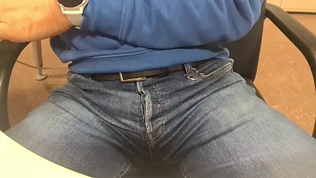 alessandroman2114 online show from November 2025 05:23:01 PM