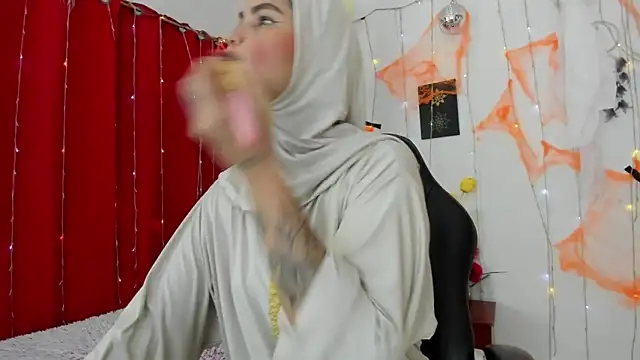 AishaAmin  online show from October 2025 12:29:01 PM