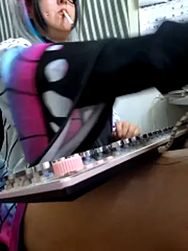 Derry Cooper online show from April 2026 01:25:01 AM