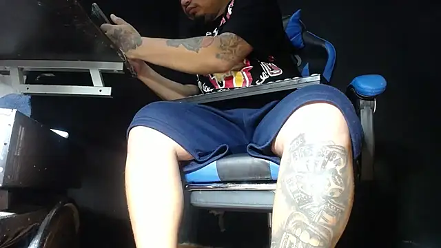 Snapshot of DickMasterfindom chatting on June 2026 04:13:02 AM DickMasterfindom online show from June 2026 04:13:02 AM