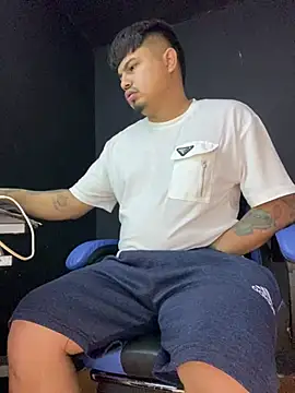 Snapshot of DickMasterfindom chatting on July 2026 02:33:02 AM DickMasterfindom online show from July 2026 02:33:02 AM