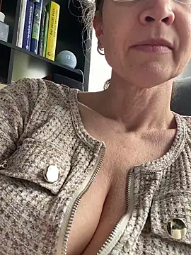 AnnikaRose online show from April 2026 11:33:01 AM