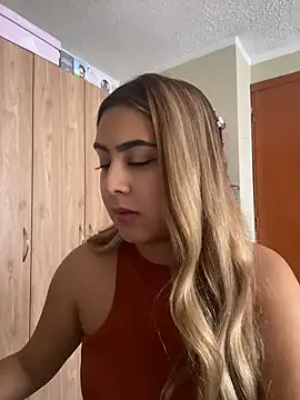Snapshot of Miabonnett_ chatting on July 2026 03:27:02 PM Miabonnett online show from July 2026 03:27:02 PM