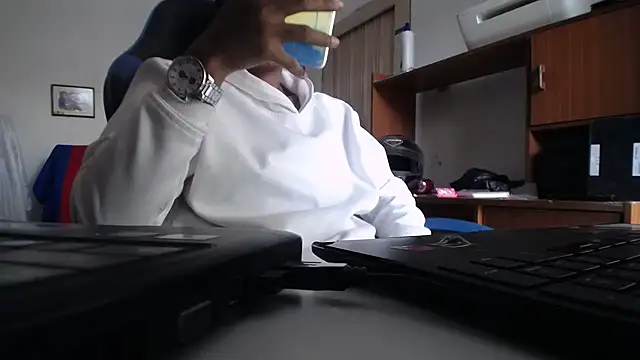 Snapshot of yohatinelly07 chatting on December 2025 09:10:02 PM yohatinelly07 online show from December 2025 09:10:02 PM