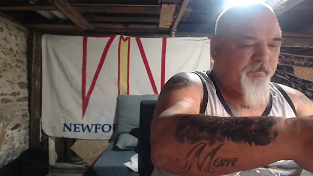 Newfiesausage1972 online show from March 2026 09:34:02 AM