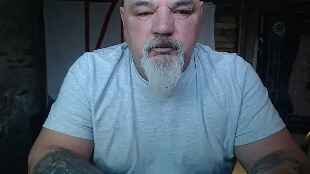 Newfiesausage1972 online show from April 2026 02:50:01 PM